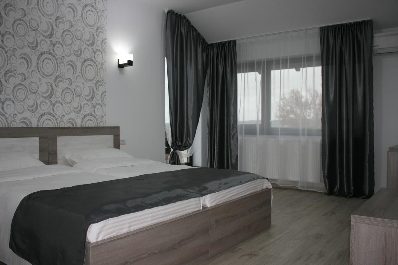 Riana Hotel Adjud Exterior photo