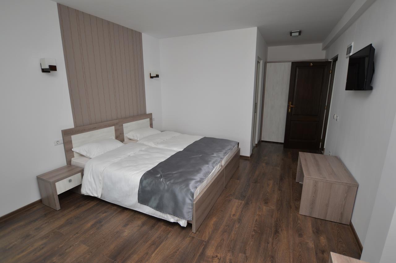 Riana Hotel Adjud Exterior photo